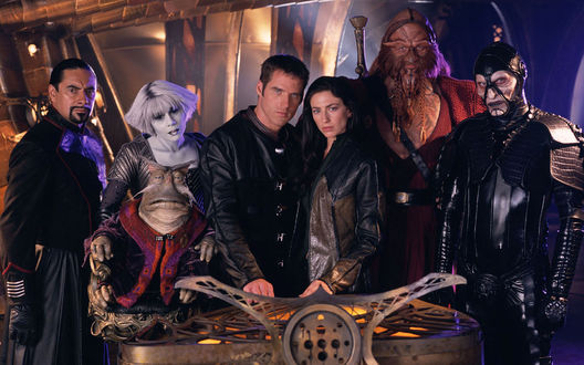 Обои на рабочий стол Персонажи фантастического сериала Farscape / На краю Вселенной: Байалар Крайс / Bialar Crais, Доминар Райджел Шестнадцатый / Dominar Rygel XVI, Чиана / Chiana, Джон Крайтон / John Crichton, Айрин Сун / Aeryn Sun, Ka Д’Арго / Ka DArgo, Скорпиус / Scorpius на борту живого космического корабля Мойя / Moya / Левиафан / Leviathan