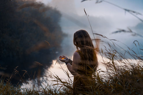 Обои на рабочий стол Девушка стоит у водоема, фотограф Lizzy Gadd
