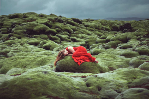Обои на рабочий стол Девушка лежит на камне, покрытым мхом, фотограф Lizzy Gadd