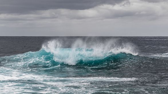 Обои на рабочий стол Atlantic ocean, Canary islands / Атлантический океан у берегов Канарских островов, пасмурный день, непогода