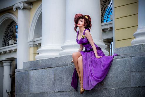 Обои на рабочий стол Девушка, одетая в наряд Мегары / Megara, персонажа мультфильма Геркулес / Hercules, сидит на бортике рядом с колоннами у входа в здание, косплей, by Usagi Tsukino