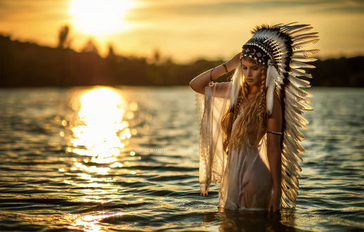 Обои на рабочий стол Модель Venkara стоит на озере в индейском наряде, фотограф Miki Macovei