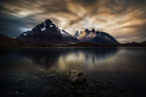 Обои на рабочий стол Torres del Paine from lake Pehoe / Торрес дель Пайне, Chile / Чили, фотограф Stanley Chen Xi