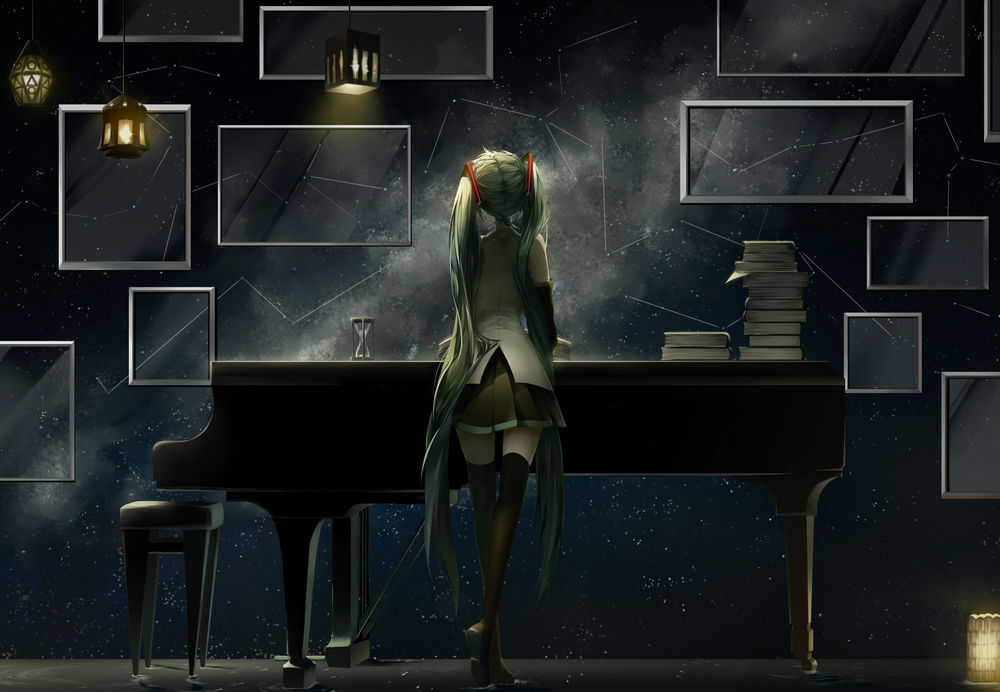 Обои для рабочего стола Vocaloid Hatsune Miku / Вокалоид Хатсунэ Мику стоит возле пианино в комнате с созвездиями, by saihate@日曜西m05a