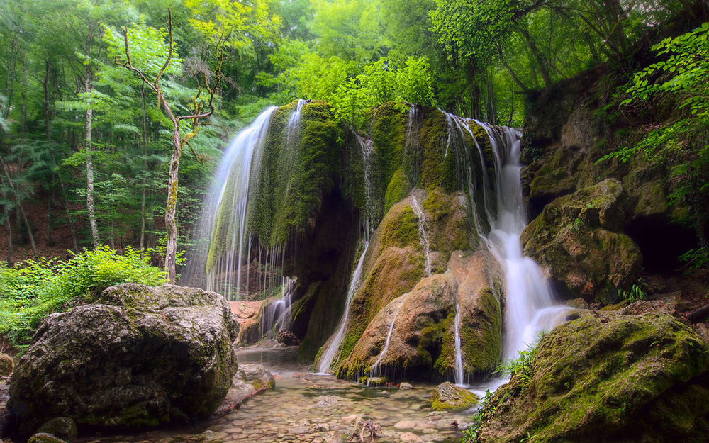 Фото на фоне водопада примета