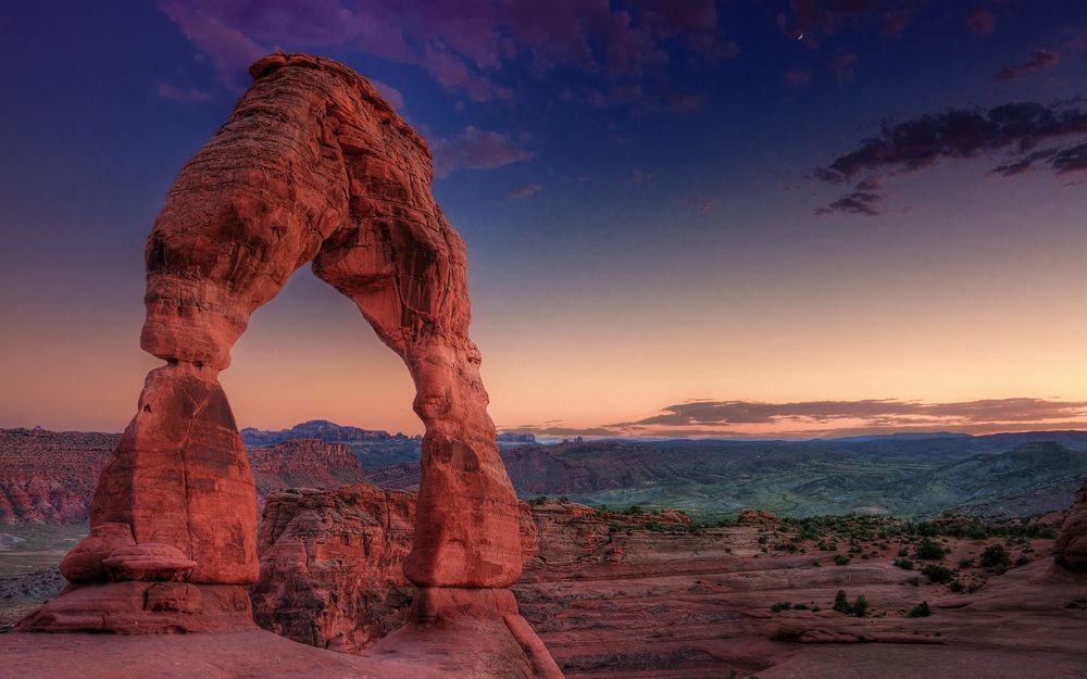 Обои для рабочего стола Скала в форме арки в каньоне, Arches national park, USA / США