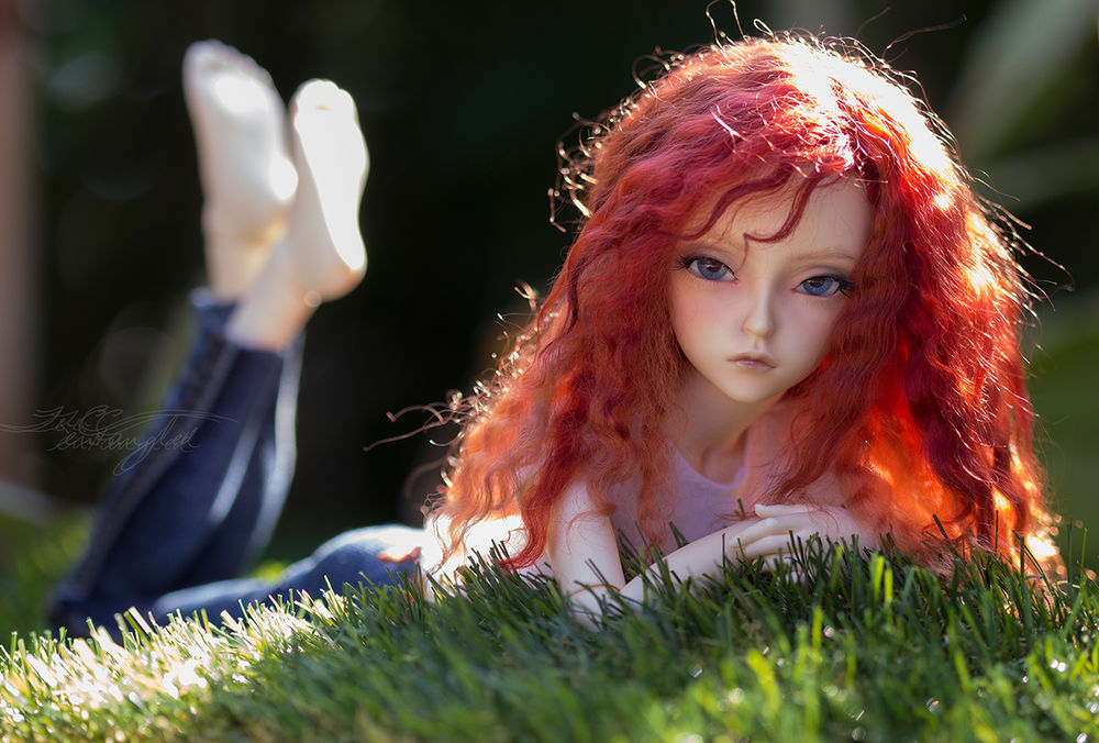 Обои для рабочего стола Девушка - кукла с яркими волосами лежит на траве, by J&C entangled