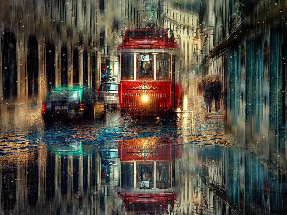 Обои для рабочего стола В городе дождь, по узкой улочке ползет ретро трамвай, его обгоняют авто, на тротуарах прохожие под зонтиками, автор Эдуард Гордеев