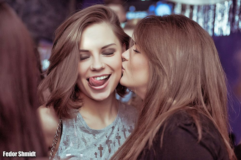Обои для рабочего стола Поцелуй подруги, фотограф Fedor Shmidt