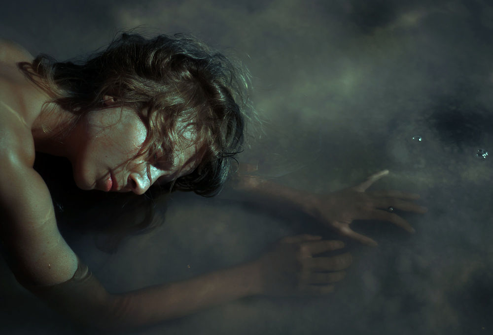 Обои для рабочего стола Девушка лежит в воде, фотограф Miriana Pinna