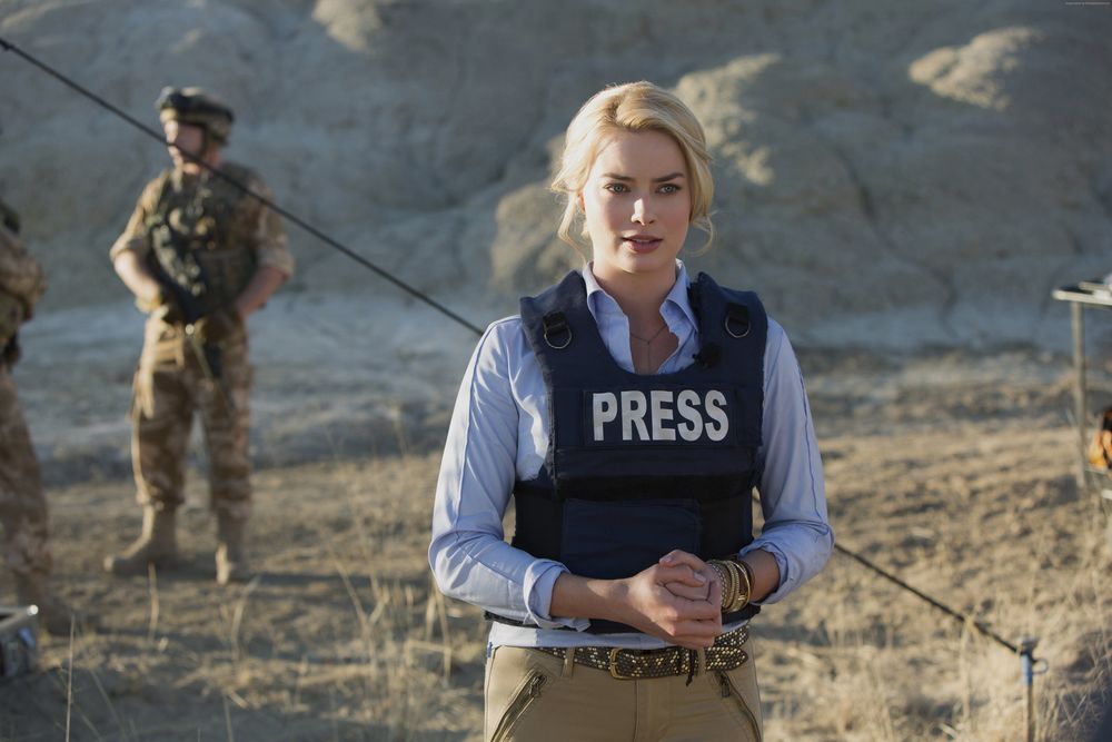Обои для рабочего стола Австралийская актриса Марго Элис Робби / Margot Elise Robbie / в бронежилете с надписью PRESS (ПРЕССА)