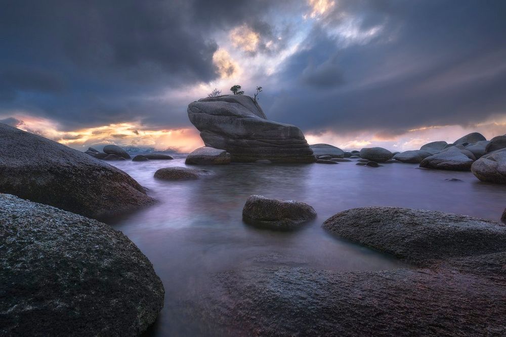 Обои для рабочего стола Bonsai Rocк, Lake Tahoe, California / Скала Бонсай, озеро Тахо, Калифорния, by Victor Carreiro