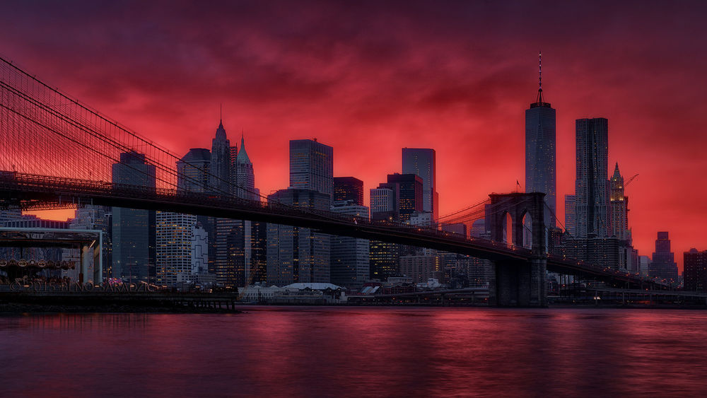 Обои для рабочего стола Удивительное красное небо над Manhattan and Brooklyn Bridge / Манхэттеном, Бруклинский мост, фотограф Beno Saradzic