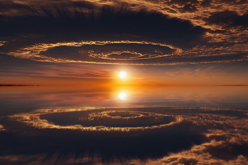 Обои для рабочего стола Солнце на небе под огромным облаком и отражение их в воде, фотограф Михайлов Андрей