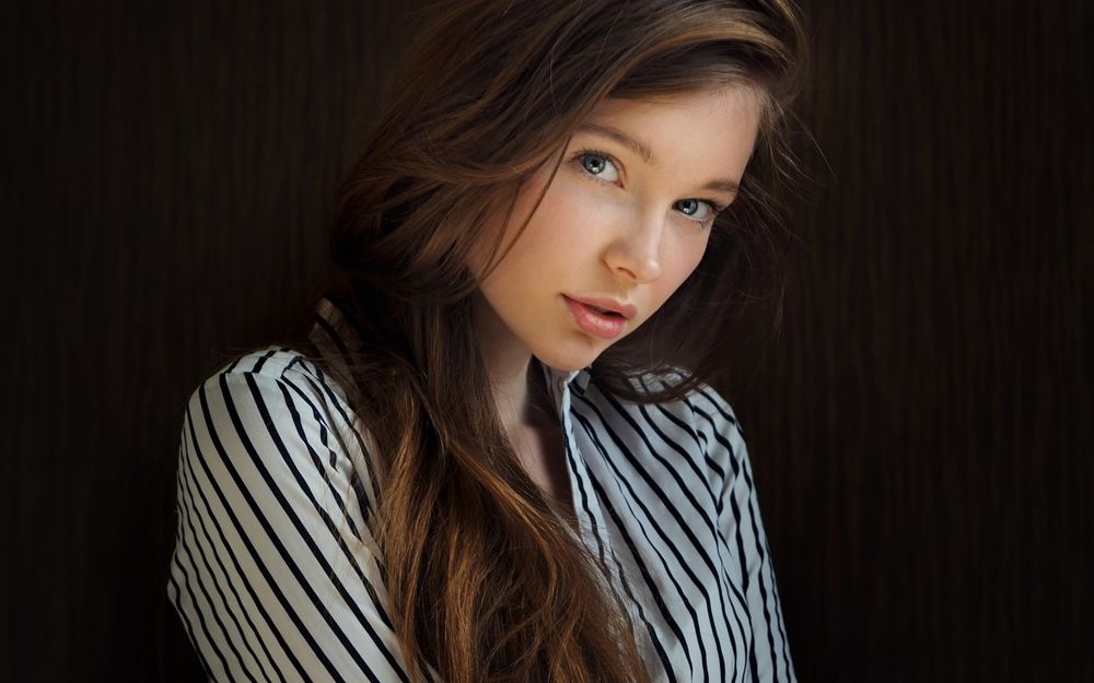 Обои для рабочего стола Модель Christina Vostruhina / Кристина Востроухина в полосатой рубахе