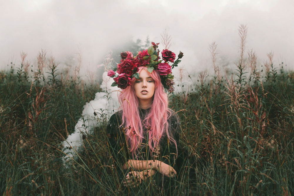 Обои для рабочего стола Девушка с розовыми волосами, с венком из роз на голове, сидит в траве, фотограф Alexandra Cameron