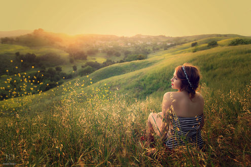 Обои на рабочий стол Девушка сидит в поле, фотограф Jessica Drossin