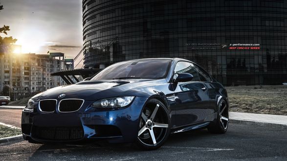 Обои на рабочий стол Темно-синяя BMW E92 на фоне здания