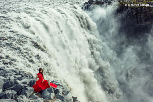 Фото девушка на фоне водопада
