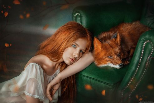 Обои на рабочий стол Девушка и лиса у кресла, фотограф Ирина Михайлова