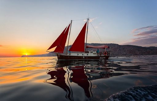 Обои на рабочий стол Парусник на воде на фоне заката, фотограф Сергей Титов