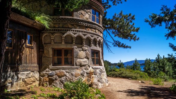 Обои на рабочий стол Каменный дом в близи озера lake Tahoe, США / usa