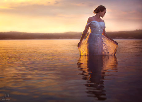 Обои на рабочий стол Девушка стоит в воде, фотограф Jessica Drossin