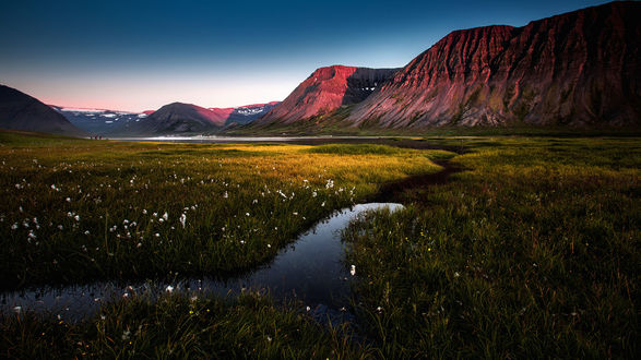 Обои на рабочий стол Небольшая река, впадающая в озеро у гор, Iceland / Исландия, фотограф wim denijs