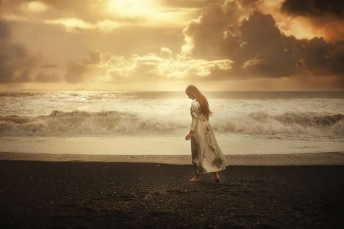 Обои на рабочий стол Девушка стоит у моря, фотограф TJ Drysdale