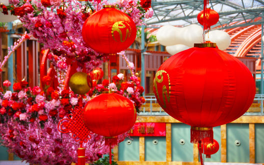 Обои на рабочий стол Красные фонари и гирлянды цветов, Китай / China