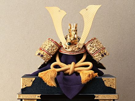 Обои на рабочий стол Шлем знатного самурая на подставке, Япония / Japan
