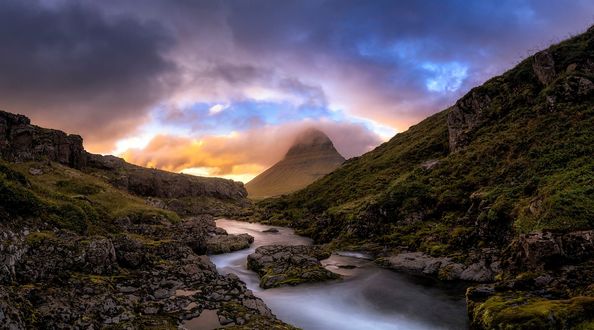 Обои на рабочий стол Горы в Iceland / Исландии под облачным небом, фотограф Timothy Poulton