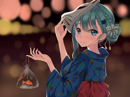 Обои на рабочий стол Suzuya в кимоно с маской на голове держит золотую рыбку в пакете из аниме Флотская коллекция / Kantai Collection