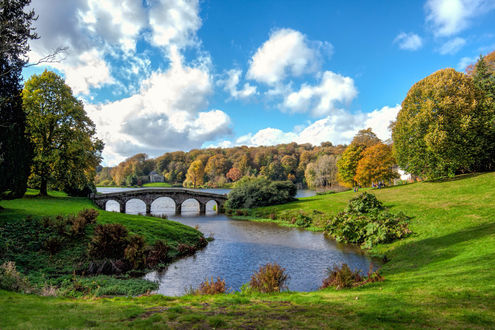 Обои на рабочий стол Stourhead, England / Сторхед, Англия, мостик перекинутый через водоем, деревья в осенней раскраске, на фоне неба и облаков, парк Сторхед