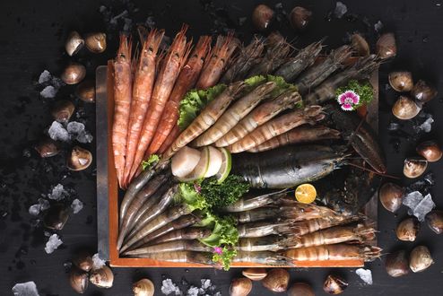 Обои на рабочий стол Японская кухня: разные виды креветок, лобстер и мидии красиво разложены на деревянном подносе