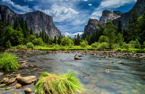 Обои на рабочий стол Скалы и леса под голубым небом, на берегу реки, Yosemite National Park / Национальный парк Йосемити, California / Калифорния