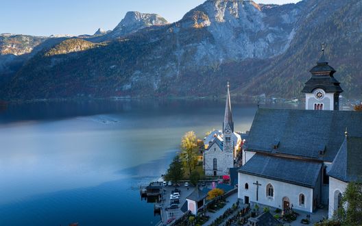 Обои на рабочий стол Дома и церковь на побережье озера, деревня Hallstatt / Хальштатт, Austria / Австрия