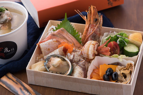 Обои на рабочий стол Японская кухня: разные морепродукты и овощи красиво разложены в деревянной коробочке