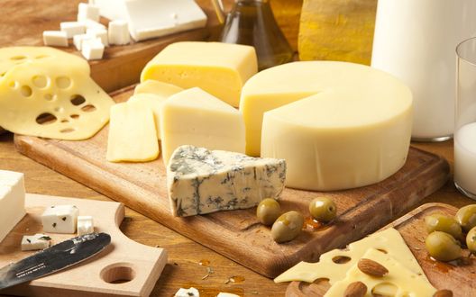 Обои на рабочий стол Сыры разных сортов на дощечках