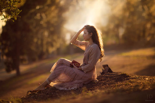 Обои на рабочий стол Девушка с книгами сидит на природе, фотограф Jessica Drossin