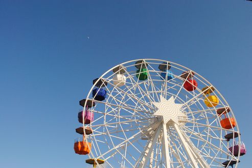 Обои на рабочий стол Колесо обозрения на фоне неба в парке Amusement Park