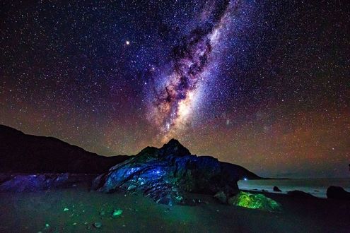Обои на рабочий стол Ночное северное сияние, South Coast in New Zealand / Южное побережье в Новой Зеландии, фотограф Michael Jordanoff