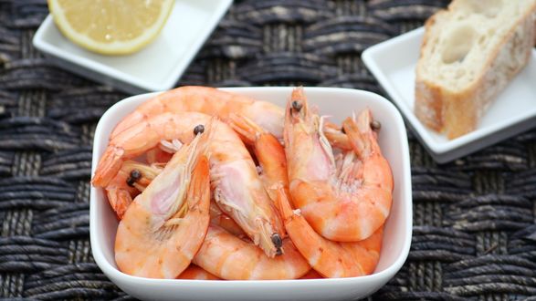 Обои на рабочий стол Вареные креветки в белой тарелочке