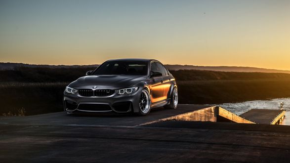 Обои на рабочий стол Серебрянный BMW F80 стоит у причала на фоне природы