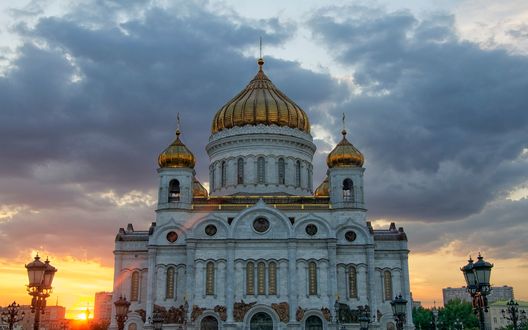Обои на рабочий стол Храм на фоне пасмурного неба