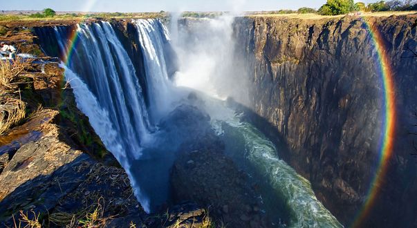 Обои на рабочий стол Водопад с радугой среди гор