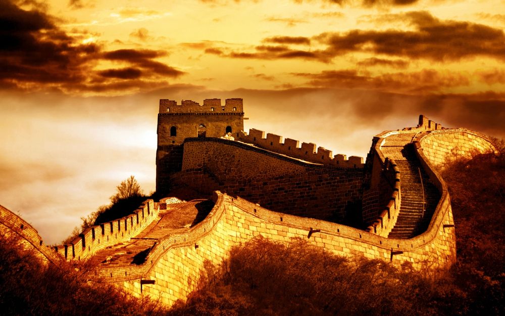 Обои для рабочего стола Great Wall of China / Великая Китайская стена, Китай, в золотом свете на закате дня