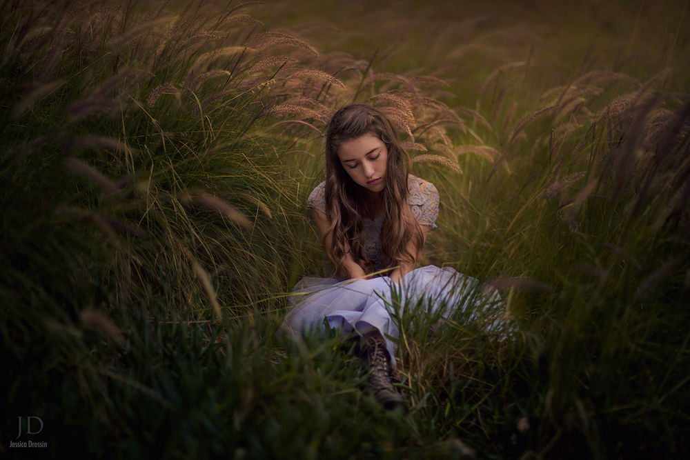 Обои для рабочего стола Девушка сидит в траве, фотограф Jessica Drossin