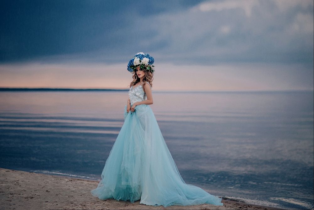 Обои для рабочего стола Девушка с венком из цветов на голове стоит на фоне моря, фотограф Анна Киселева