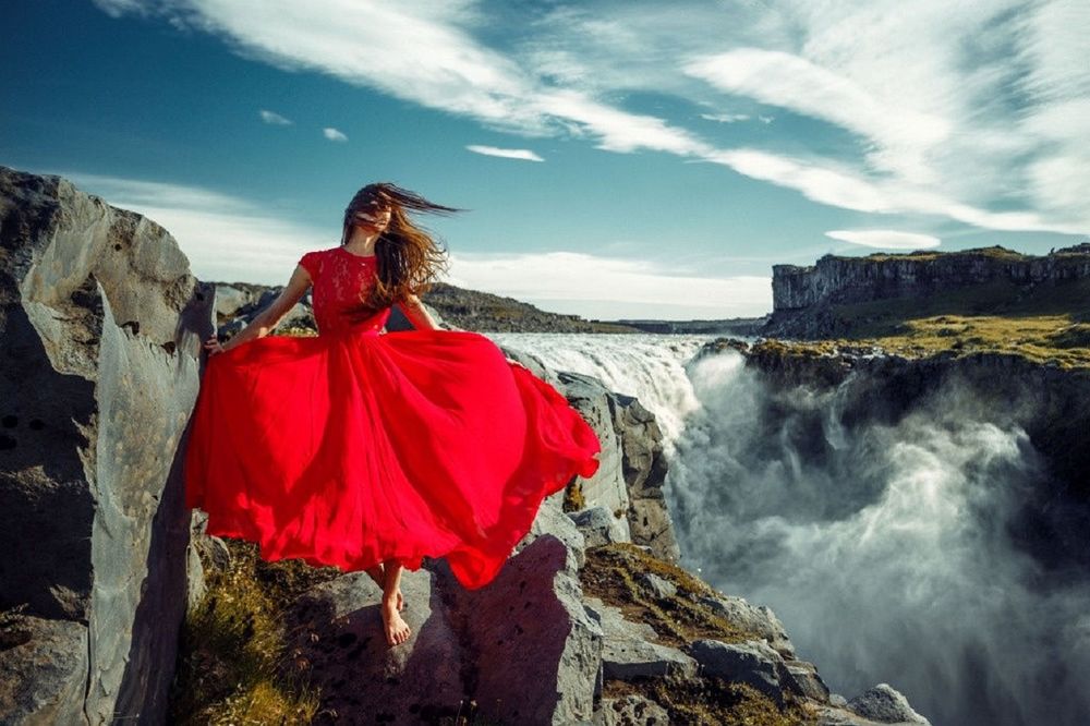 Обои для рабочего стола Девушка в красном платье стоит на фоне водопада, by Michal Mojlo Jasiocha